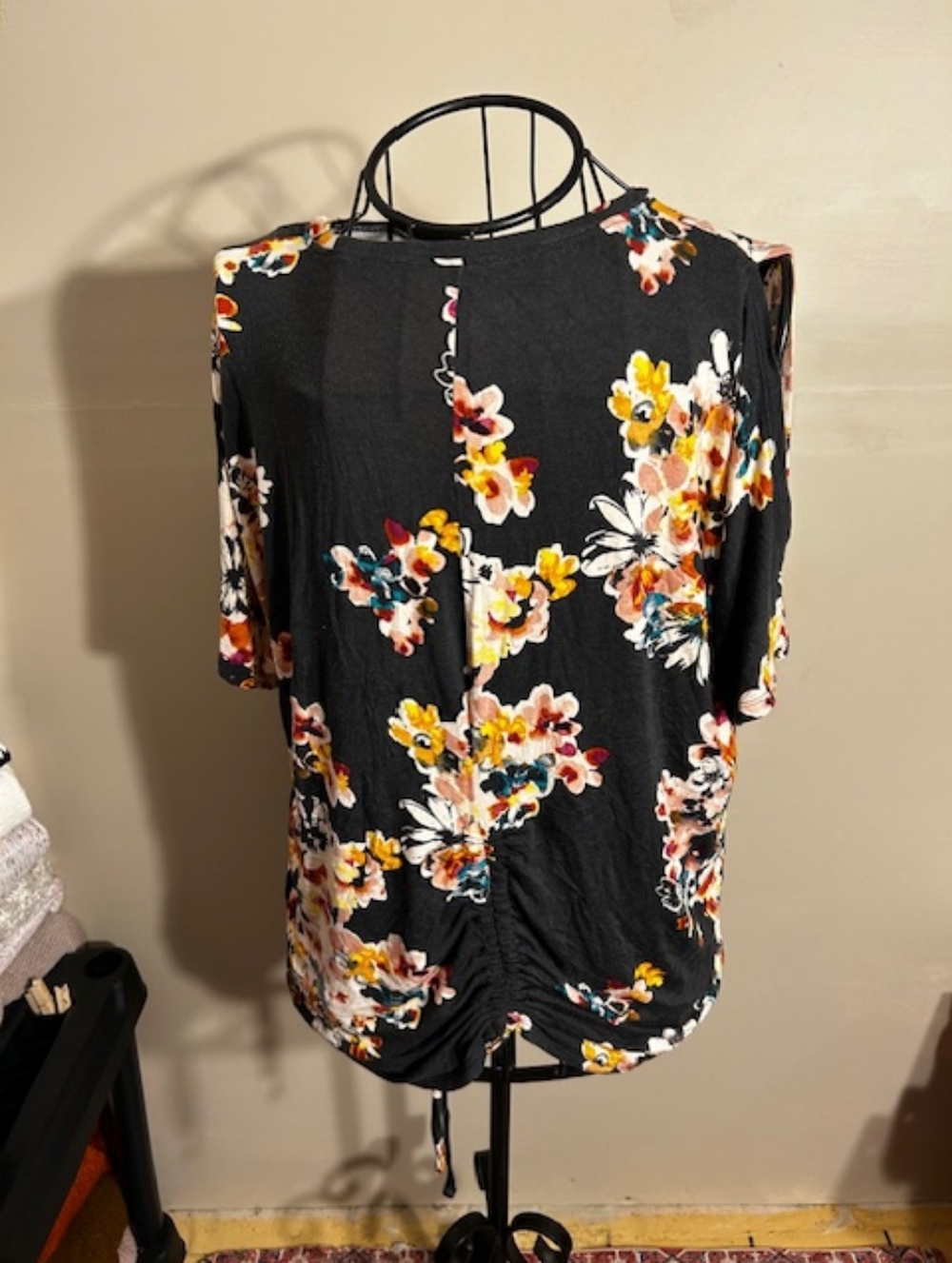 sized size   large womens tee shirt floral gray black casual dress t